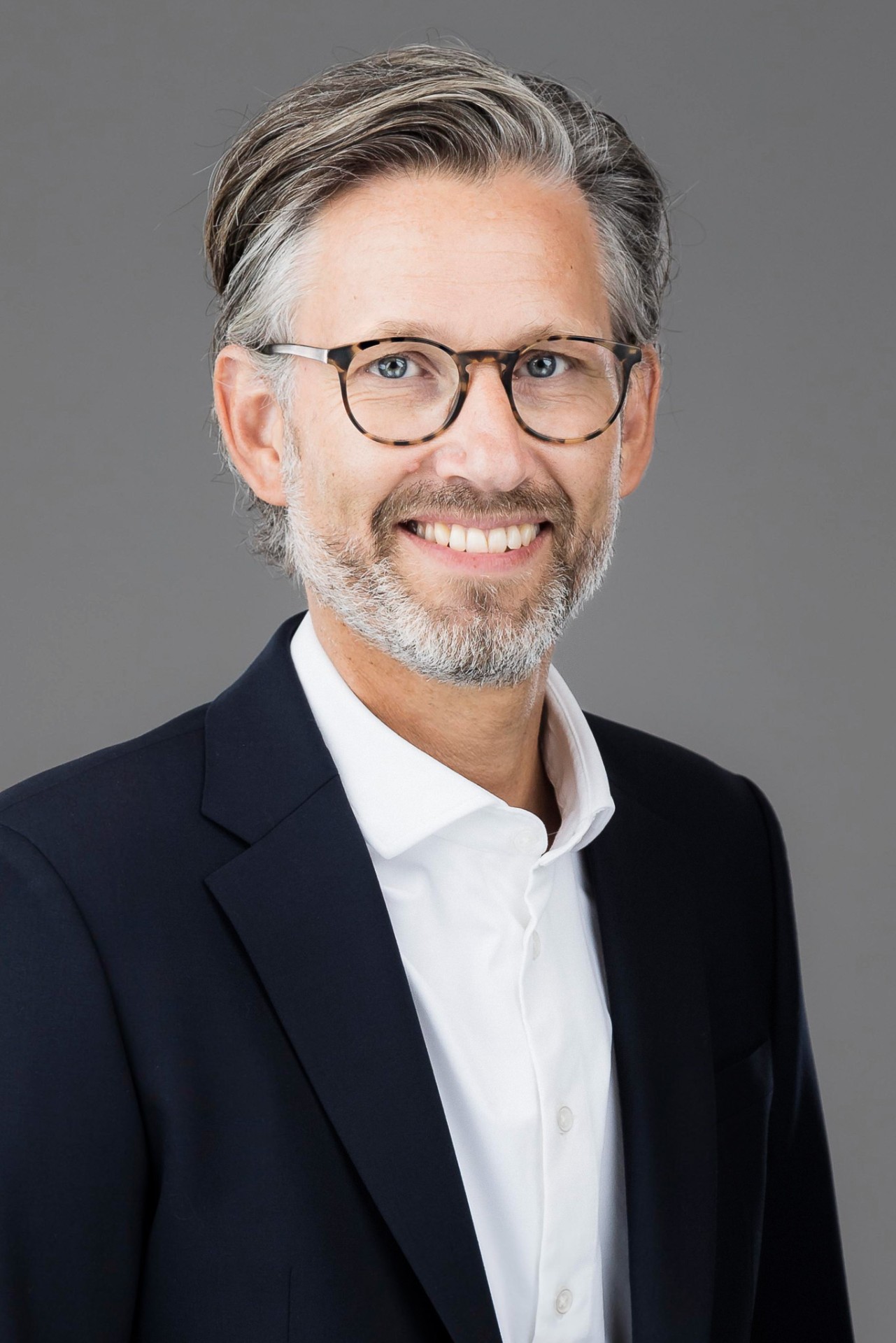 Professionelt LinkedIn profilbillede af mand med naturligt smil - fotograferet i studiet i Aabybro